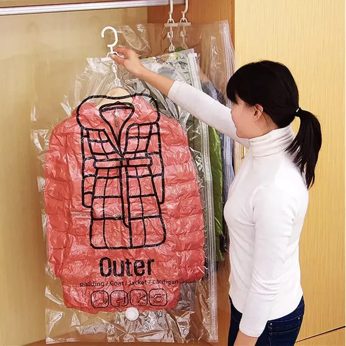 Вакуумний пакет для одягу VACUUM BAG з вішаком 67 х 110 см (R26101L)